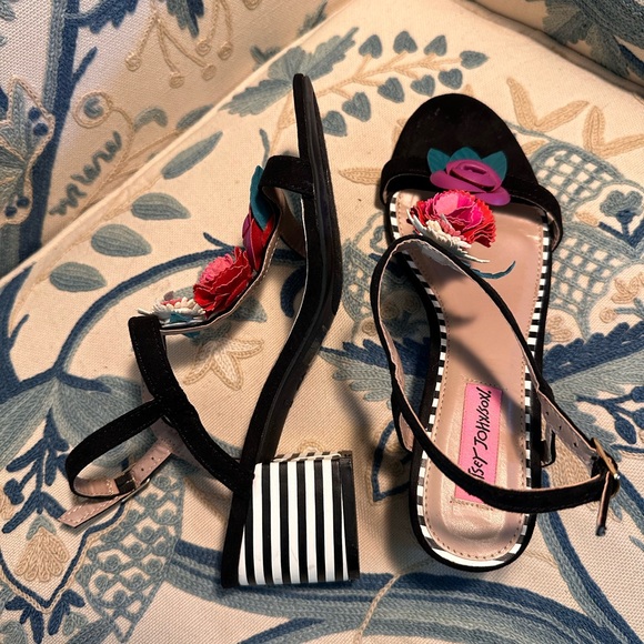 Betsey Johnson Andy Dress Heel.  Size 7 - Picture 4 of 8